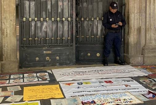 Madres buscadoras cumplen tercer día de protesta en Zócalo de Oaxaca de Juárez sin atención oficial