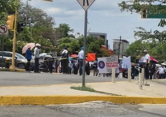 Bloqueo vial por trabajadores de salud paraliza calzada Porfirio Díaz, en la zona norte de Oaxaca de Juárez