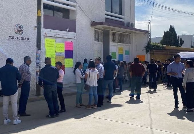 Trabajadores del Gobierno de Oaxaca cierran oficinas de SEMOVI por falta de pago de bono maternal