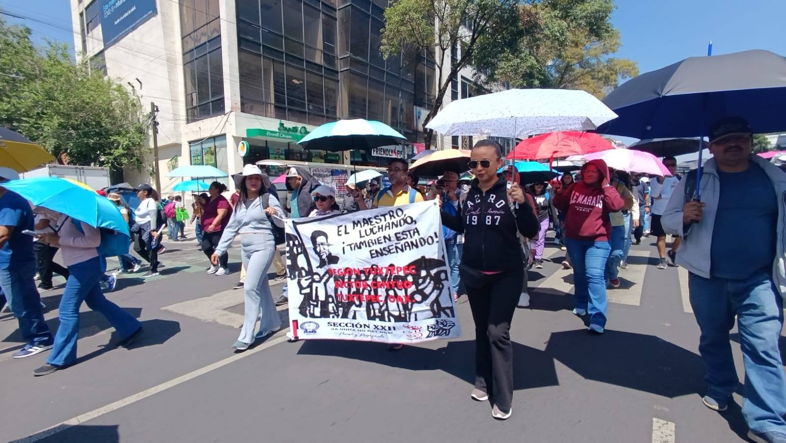 La sección 22 marchó de la CNTE en Oaxaca y amaga con paro indefinido y con boicotear los partidos del Mundial 2026