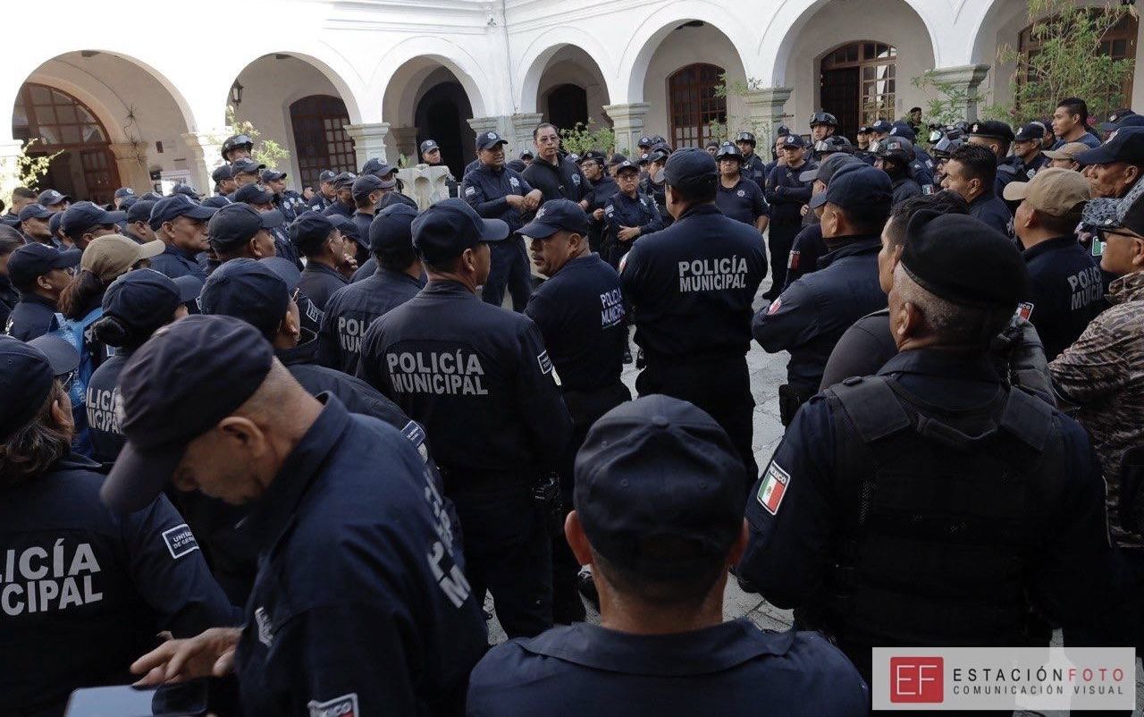Policías municipales de Oaxaca protestan para exigir una ley de pensiones que garantice un retiro digno Policías municipales de Oaxaca protestan para exigir una ley de pensiones que garantice un retiro digno