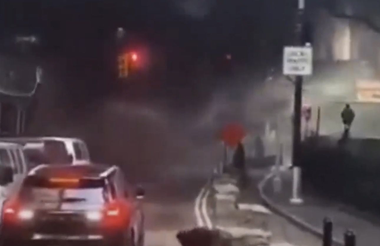 Vehículo explota tras incendiarse junto al Toro de Wall Street; acordonan la zona en Nueva York Vehículo explota tras incendiarse junto al Toro de Wall Street; acordonan la zona en Nueva York