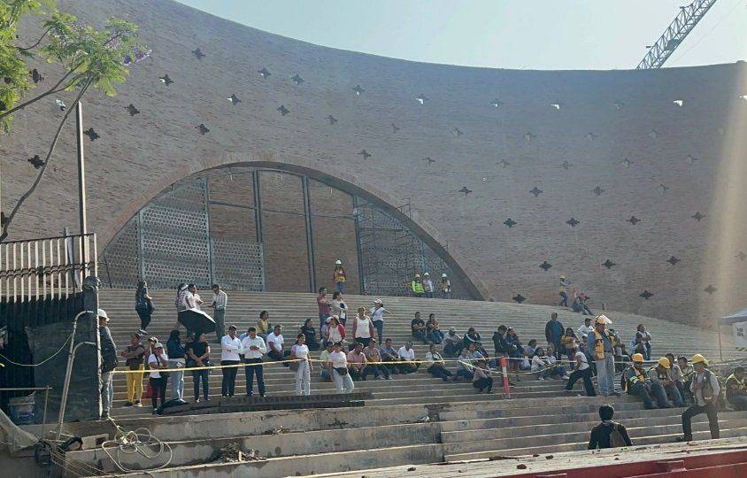 Padres de familia toman accesos del Estadio Eduardo Vasconcelos en Oaxaca de Juárez por caos vial vehicular Padres de familia toman accesos del Estadio Eduardo Vasconcelos en Oaxaca de Juárez por caos vial vehicular