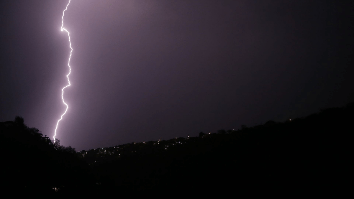 Tormenta eléctrica azota Valles Centrales de #Oaxaca y deja apagones, incendio y desbordamiento de arroyo sin víctimas reportadas Tormenta eléctrica azota Valles Centrales de #Oaxaca y deja apagones, incendio y desbordamiento de arroyo sin víctimas reportadas