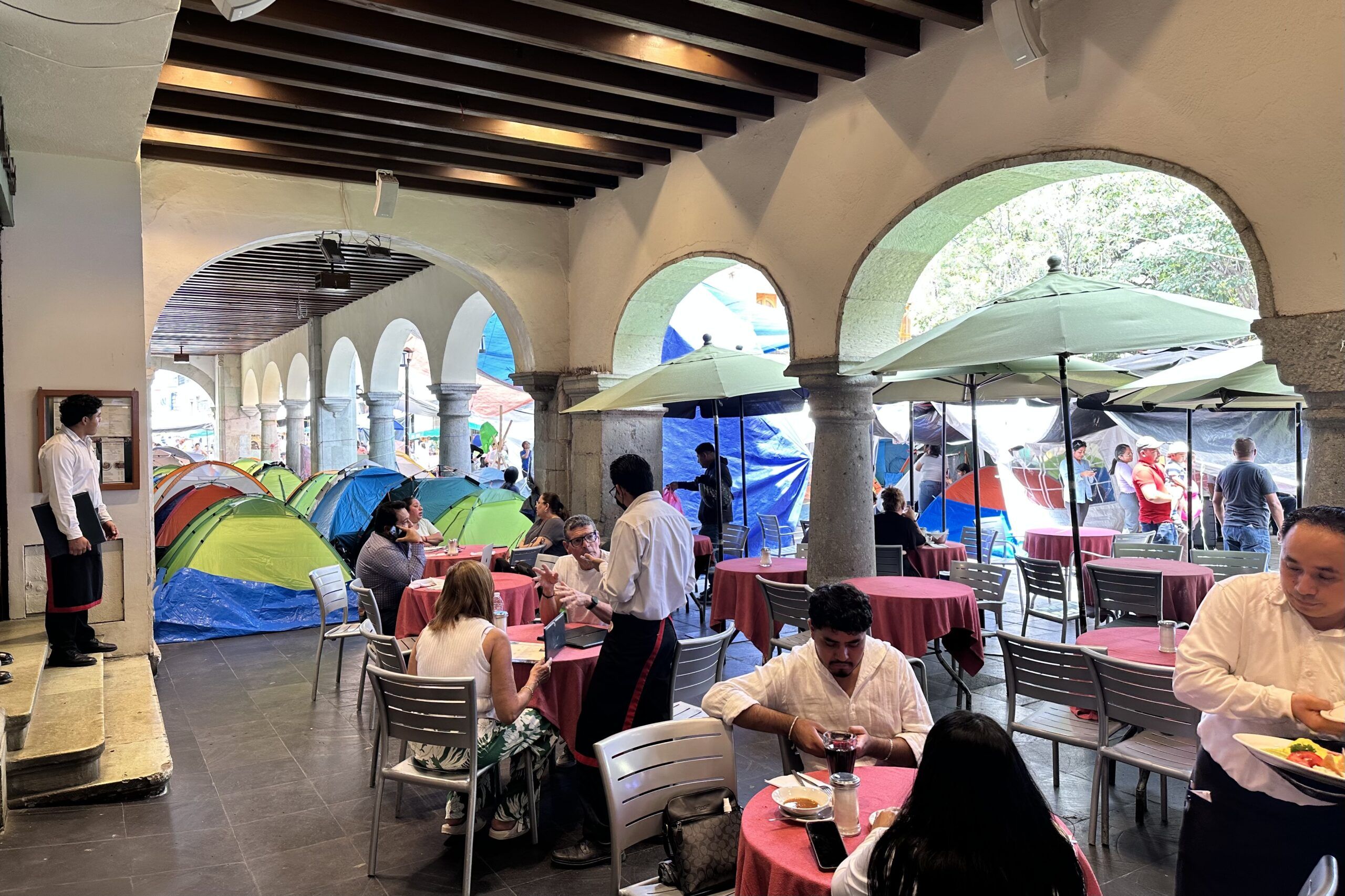 Maestros de #Oaxaca inician paro indefinido, instalan plantón y presionan por huelga nacional Maestros de #Oaxaca inician paro indefinido, instalan plantón y presionan por huelga nacional