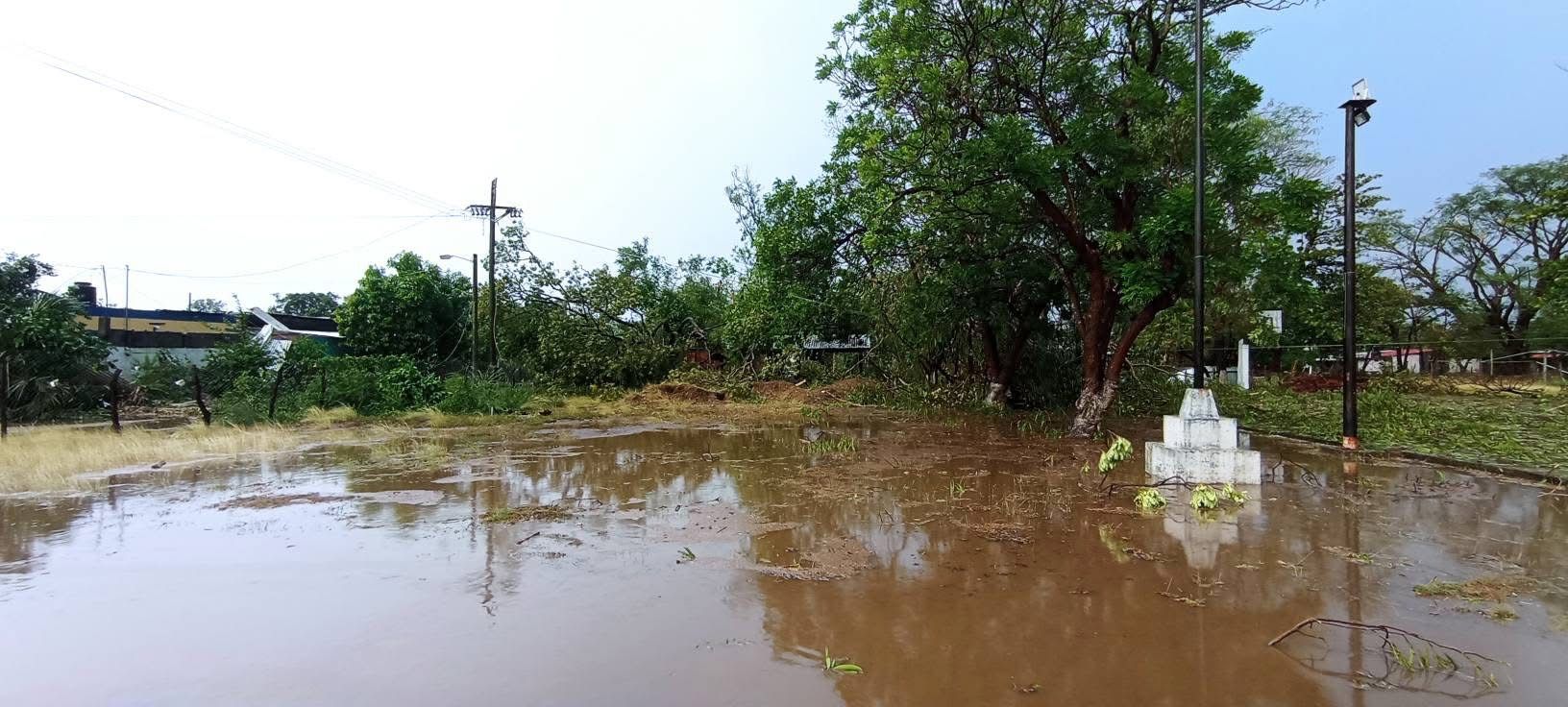Tromba azota San Francisco Ixhuatán, #Oaxaca; daña luz, comunicaciones y escuelas, reportan usuarios en redes