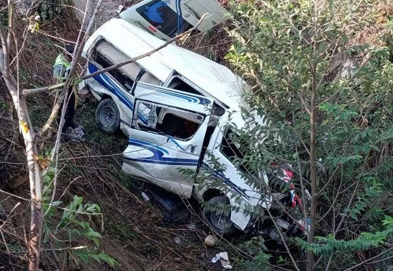 Volcadura de Urvan de la línea Delfines deja nueve lesionados en la supercarretera Oaxaca-Puerto Escondido