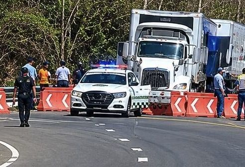 Traileros protestan con bloqueo en carretera federal 200 por obras de ampliación entre Huatulco y Pochutla, Oaxaca