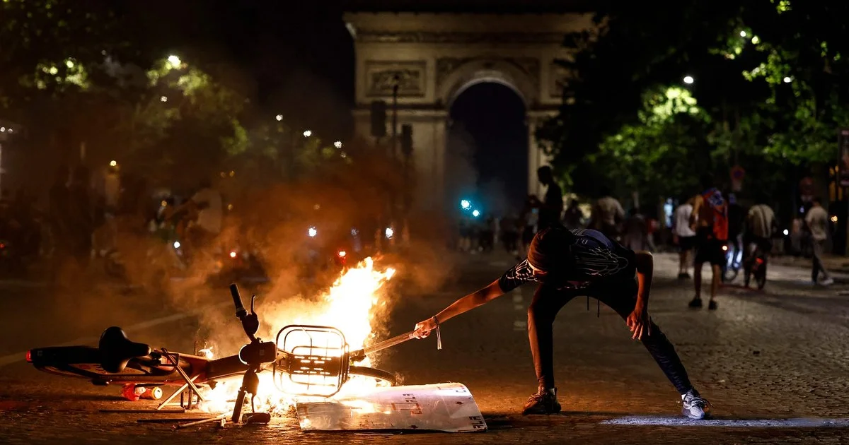 Disturbios en París empañan la bicampaña del PSG tras vencer al Arsenal en penales Disturbios en París empañan la bicampaña del PSG tras vencer al Arsenal en penales
