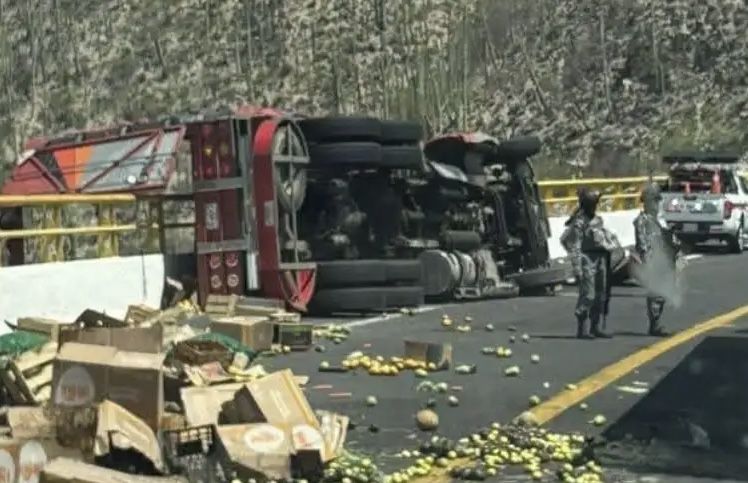 Volcadura de torton en puente Calapa deja al menos un muerto y daños materiales en la Cuacnopalan-Oaxaca Volcadura de torton en puente Calapa deja al menos un muerto y daños materiales en la Cuacnopalan-Oaxaca
