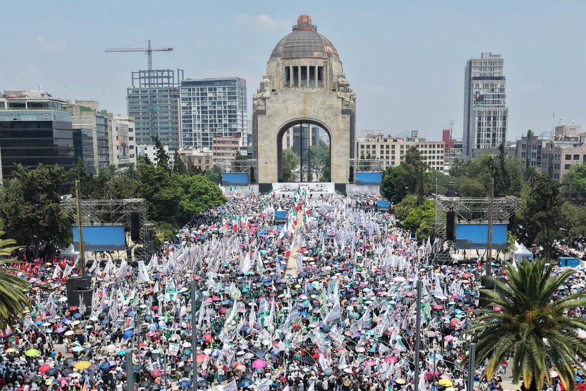 Más de 130 mil personas acompañaron a Claudia Sheinbaum en la Plaza de la Revolución, a dos años de su triunfo Más de 130 mil personas acompañaron a Claudia Sheinbaum en la Plaza de la Revolución, a dos años de su triunfo