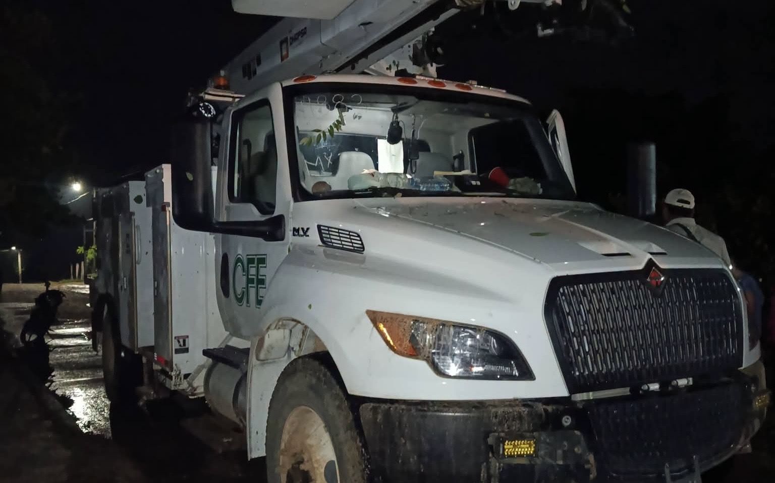Habitantes de Arroyo Limón retienen un camión de la CFE para exigir solución al problema eléctrico