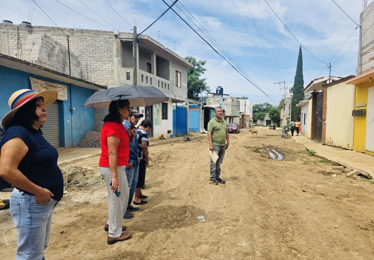Vecinos de La Soledad exigen a SOAPA concluir obra hidráulica abandonada que genera socavones y riesgo