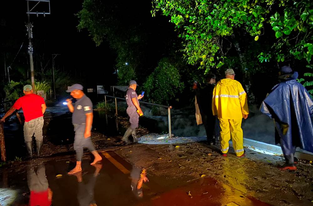 Desbordan lluvias arroyo de San Isidro Naranjal, en San José Chiltepec, Oaxaca; 35 familias resultan afectadas por inundación nocturna Desbordan lluvias arroyo de San Isidro Naranjal, en San José Chiltepec, Oaxaca; 35 familias resultan afectadas por inundación nocturna