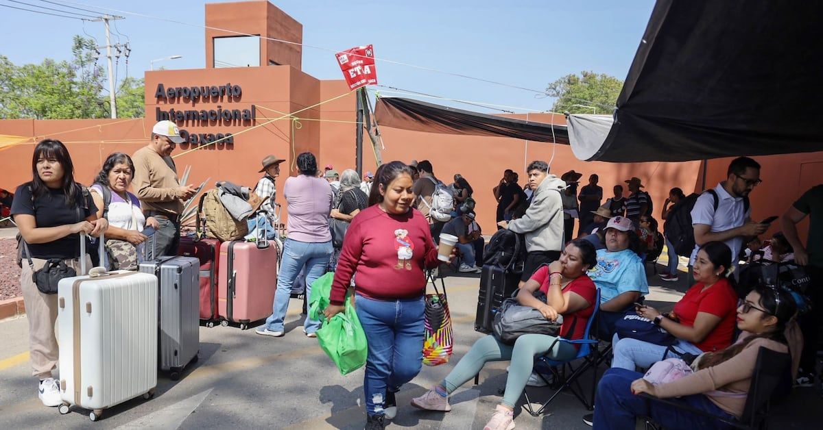 Maestros de la CNTE en Oaxaca mantienen protestas; bloquean aeropuerto, Pemex y carreteras