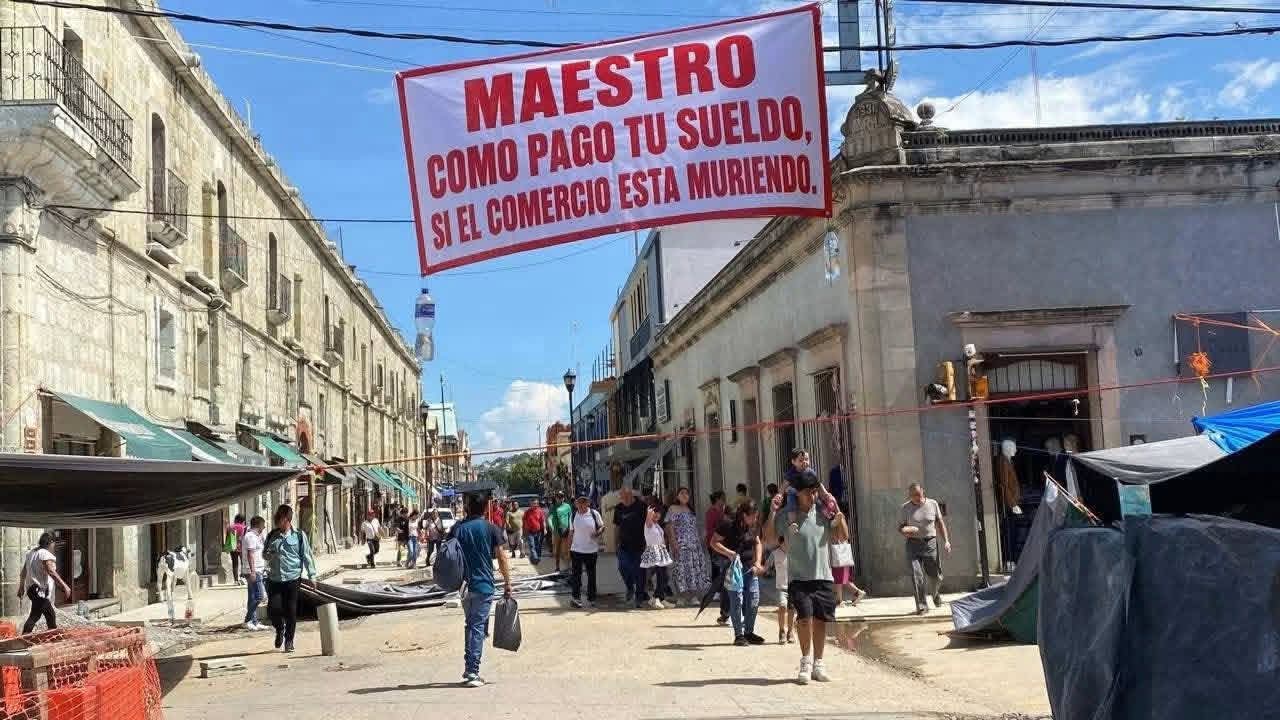 Con mantas, comerciantes de Oaxaca de Juárez protestan contra el plantón magisterial en el Centro Histórico Con mantas, comerciantes de Oaxaca de Juárez protestan contra el plantón magisterial en el Centro Histórico