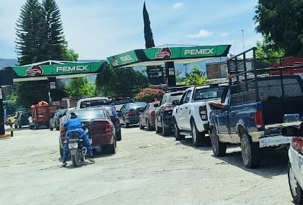 Bloqueo de CNTE a Pemex provoca desabasto de combustibles y largas filas en gasolineras oaxaqueñas Bloqueo de CNTE a Pemex provoca desabasto de combustibles y largas filas en gasolineras oaxaqueñas