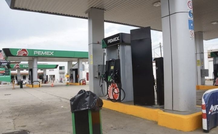 Bloqueo de CNTE en planta de Pemex en El Tule agrava desabasto de gasolina y paraliza Oaxaca Bloqueo de CNTE en planta de Pemex en El Tule agrava desabasto de gasolina y paraliza Oaxaca
