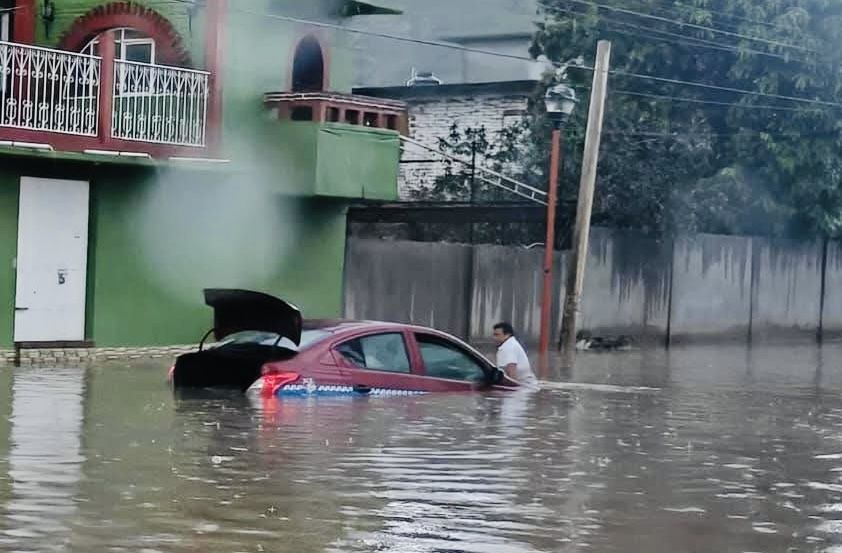 Fuerte tormenta azota Tlacolula de Matamoros y Díaz Ordaz causando inundaciones y crecida de río y arroyos