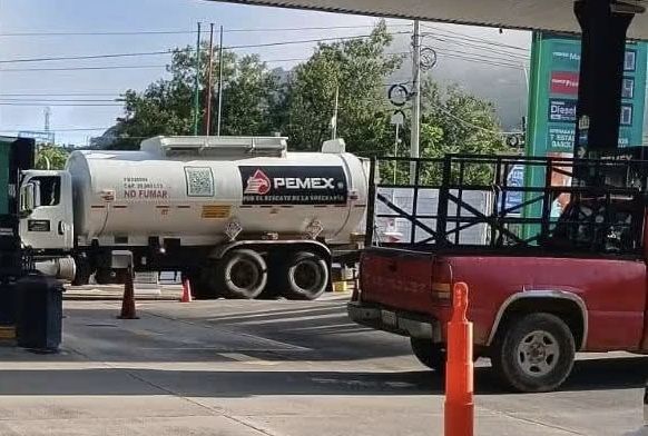 Pipas de Pemex vuelven a circular en Oaxaca tras crisis de desabasto y compras de pánico del martes Pipas de Pemex vuelven a circular en Oaxaca tras crisis de desabasto y compras de pánico del martes