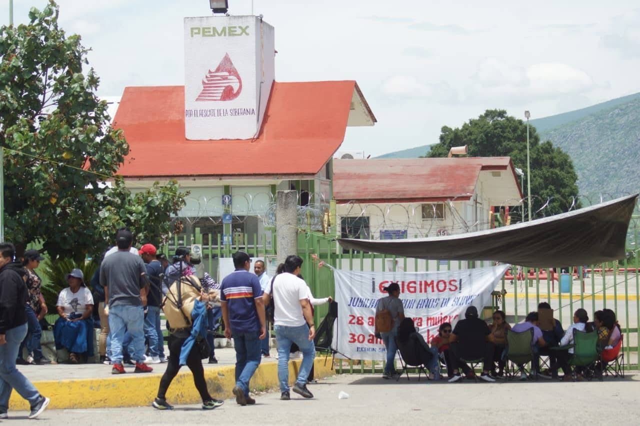 Nuevo bloqueo de Sección 22 a planta de Pemex de El Tule amenaza con agravar desabasto de combustibles en Oaxaca capital Nuevo bloqueo de Sección 22 a planta de Pemex de El Tule amenaza con agravar desabasto de combustibles en Oaxaca capital