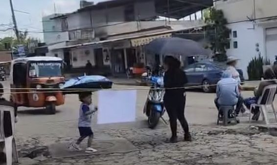 Vecinos de San Juan Chapultepec bloquean avenida La Paz en Oaxaca por corte de luz de tres días que no resuelve la CFE Vecinos de San Juan Chapultepec bloquean avenida La Paz en Oaxaca por corte de luz de tres días que no resuelve la CFE