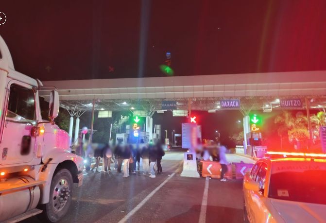 Manifestantes toman caseta de Huitzo en supercarretera Oaxaca-Cuacnopalan y operan con paso libre