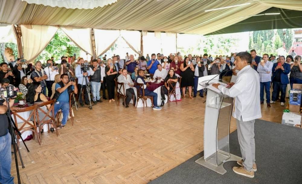 El gobernador Salomón Jara reafirma su respeto a la libertad de expresión en encuentro con medios de Oaxaca El gobernador Salomón Jara reafirma su respeto a la libertad de expresión en encuentro con medios de Oaxaca