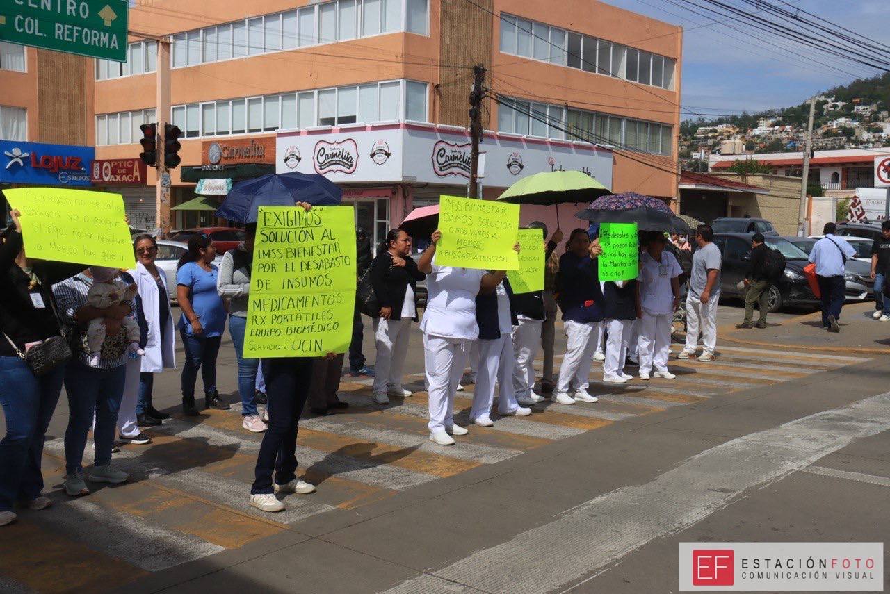 Protesta en Hospital Aurelio Valdivieso, en Oaxaca capital: personal exige insumos y equipo para atención digna