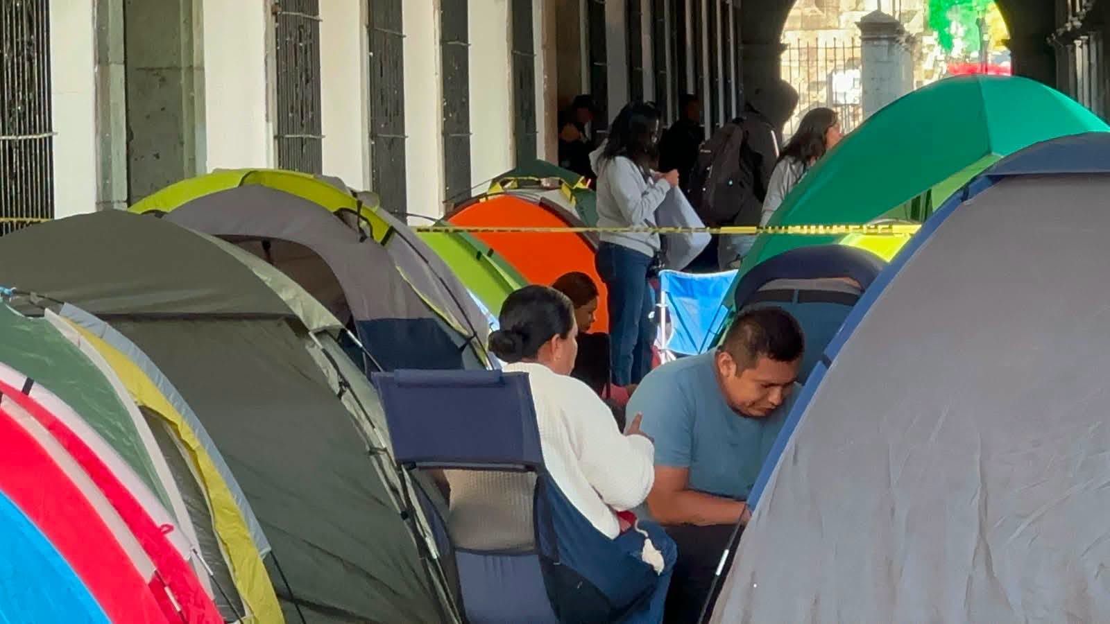 Maestros de Educación Física de Sección 22 instalan plantón en Palacio de Gobierno de Oaxaca