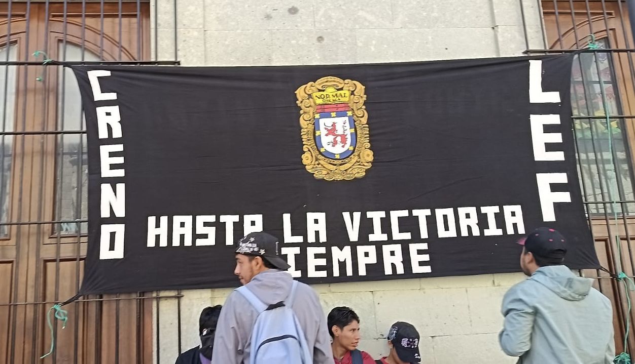 Normalistas bloquean acceso a Palacio de Gobierno en Oaxaca en protesta por incumplimiento de sus demandas