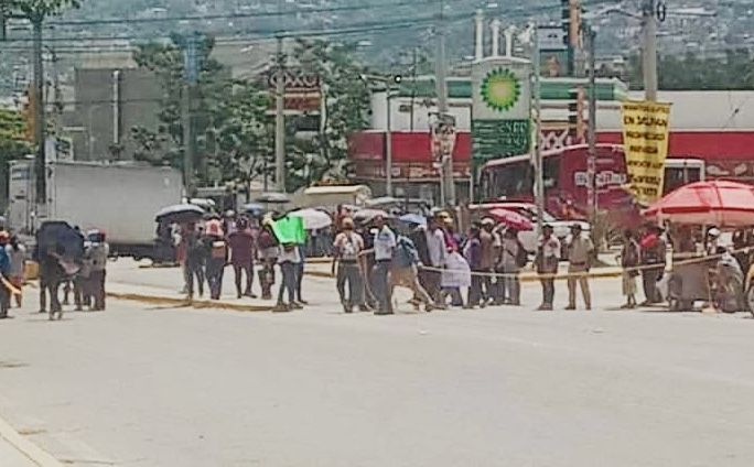 Bloqueo en crucero de Plaza Bella por habitantes de Santa María Atzompa, #Oaxaca, que exigen agua potable