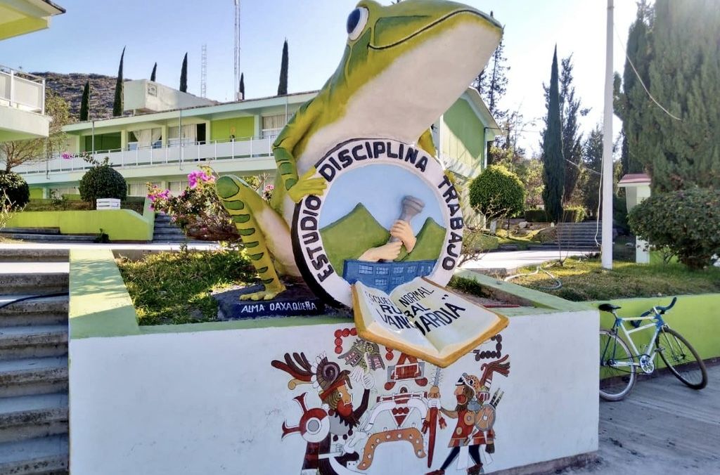 Presunto desvío de 200 mil pesos mensuales en Normal Rural Vanguardia de Oaxaca; suspenden a 4 directivos
