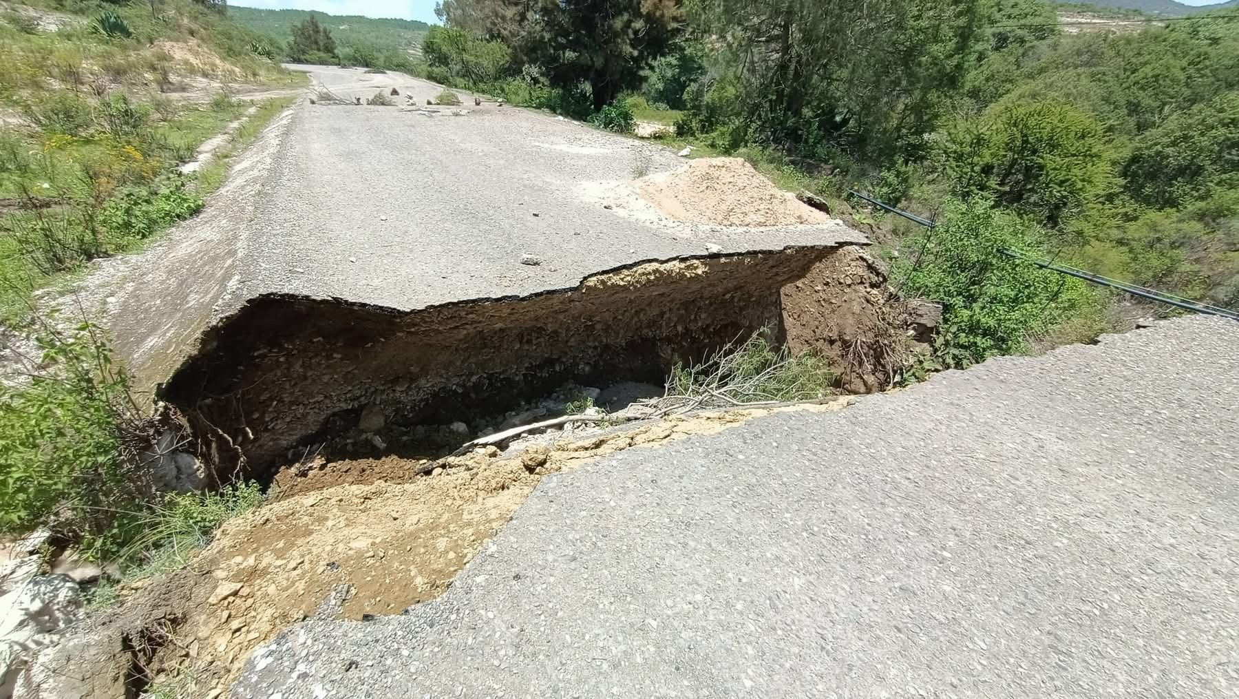 Colapsa puente en Jicotlán, Oaxaca; pobladores abren paso alterno tras años de promesas incumplidas