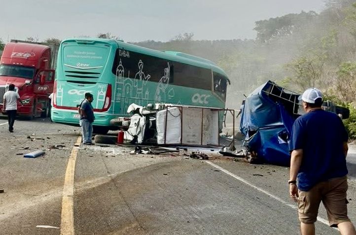 Tragedia: choque múltiple en carretera Transístmica, tramo La Ventosa-Matías Romero, deja seis muertos y dos heridos; un autobús involucrado Tragedia: choque múltiple en carretera Transístmica, tramo La Ventosa-Matías Romero, deja seis muertos y dos heridos; un autobús involucrado