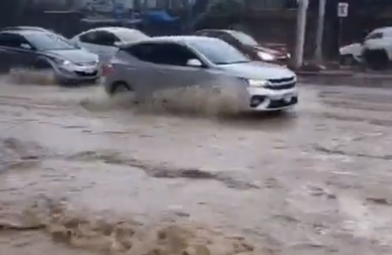Tormenta por onda tropical 4 inunda Oaxaca, derriba árboles y deja apagones masivos este jueves