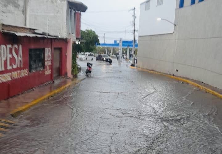 Fuerte lluvia sorprende a habitantes de Puerto Escondido; encharcamientos y oleaje peligroso afectan calles y playa Zicatela Fuerte lluvia sorprende a habitantes de Puerto Escondido; encharcamientos y oleaje peligroso afectan calles y playa Zicatela
