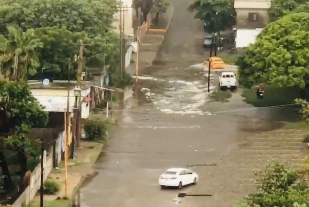 Oaxaca: Tormenta “Boris” y mar de fondo anegan calles de Salina Cruz, provocando destrozos e intensas corrientes de agua