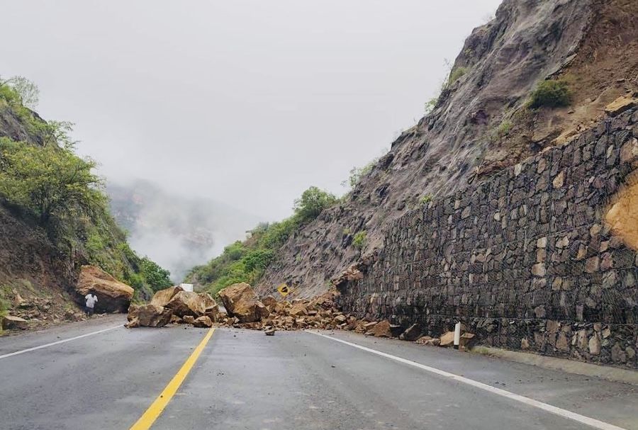 Cierre total en la supercarretera Oaxaca-Puebla por deslave a la altura de Cuacnopalan; alertan Capufe a viajeros Cierre total en la supercarretera Oaxaca-Puebla por deslave a la altura de Cuacnopalan; alertan Capufe a viajeros