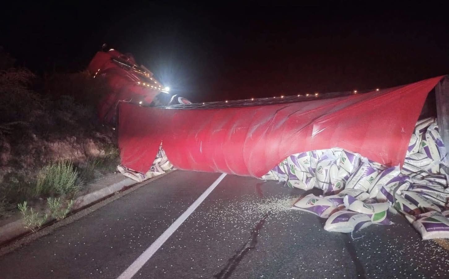 Volcadura de tractocamión causa cierre temporal de supercarretera Oaxaca-Cuacnopalan; chofer, sin lesiones graves