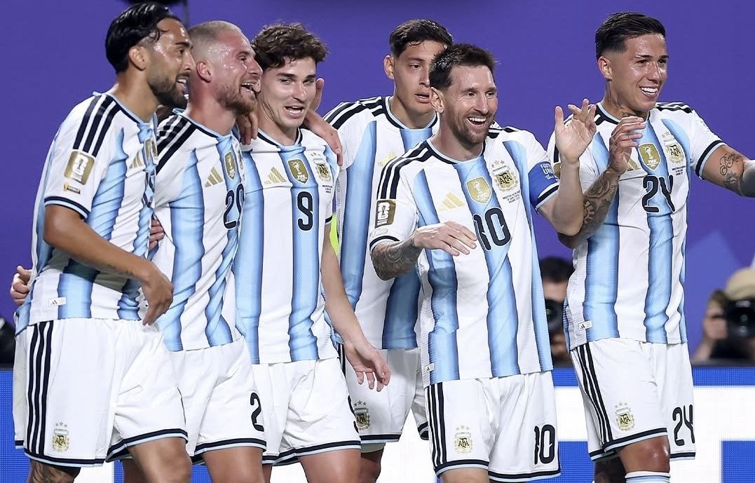 Messi firma triplete histórico contra Argelia y Argentina arranca con autoridad su defensa del título mundialista