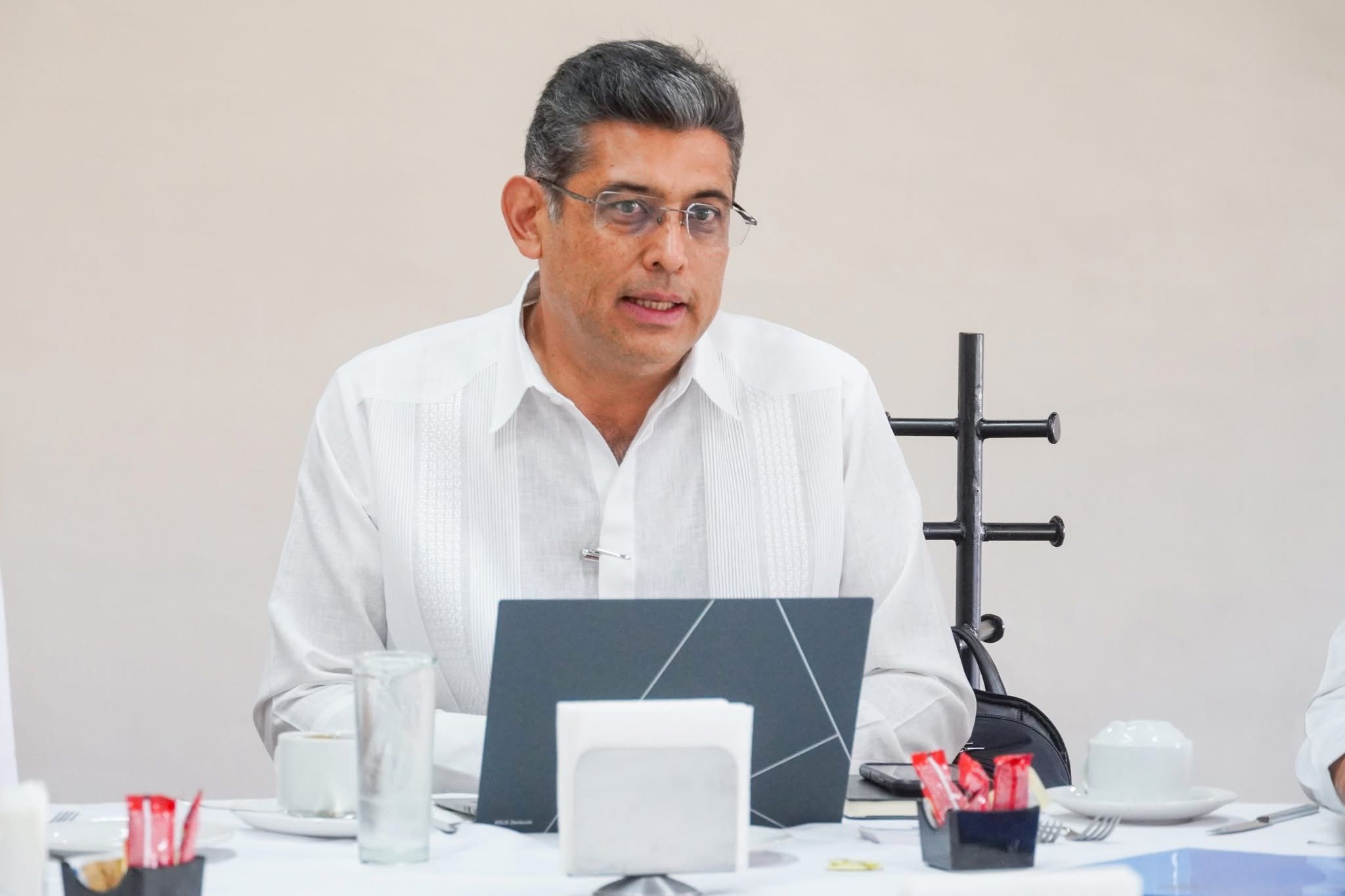 Comité vecinal acusa secretario de Economía de Oaxaca por justificar despojo de calle con empleos mal pagados Comité vecinal acusa secretario de Economía de Oaxaca por justificar despojo de calle con empleos mal pagados