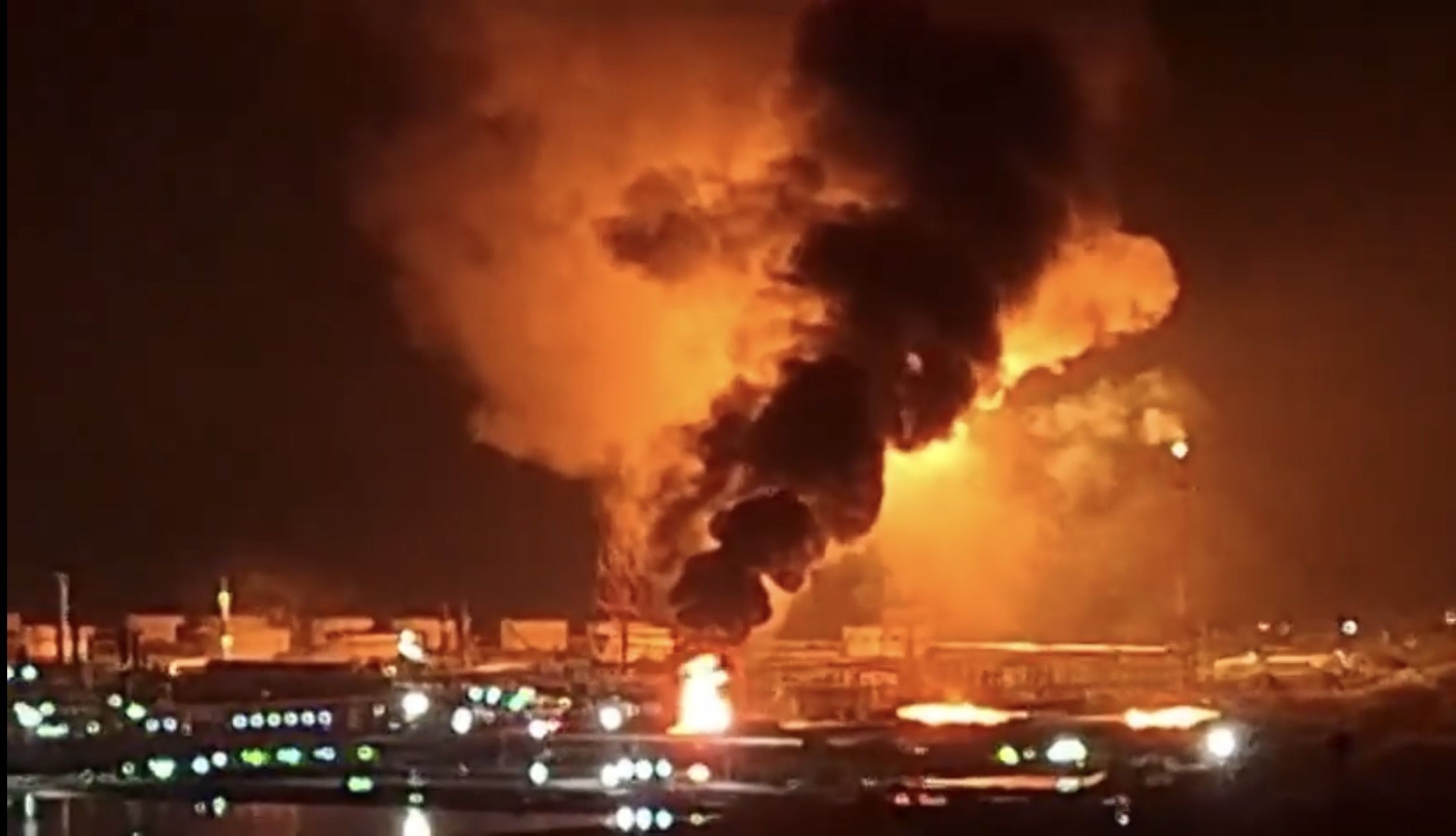 Reportan nueva explosión e incendio en la refinería de Pemex en Salina Cruz, Oaxaca, este domingo Reportan nueva explosión e incendio en la refinería de Pemex en Salina Cruz, Oaxaca, este domingo
