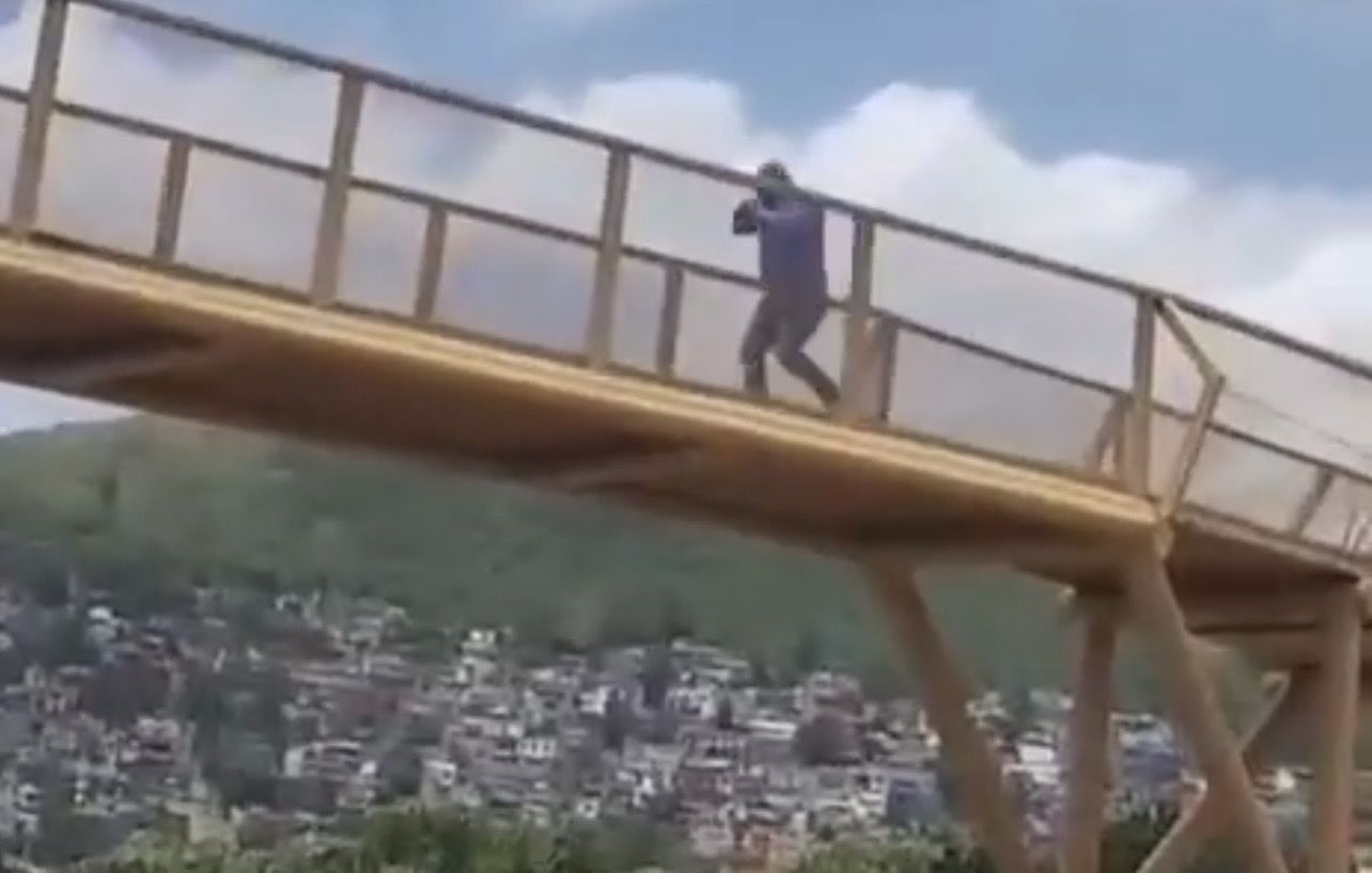 Adulto mayor atacado por enjambre de abejas en puente peatonal hacia Central de Abasto, en Oaxaca