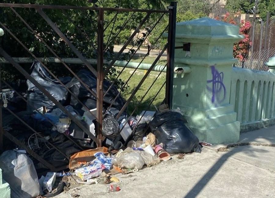Vecinos denuncian acumulación de basura en la zona Las Canteras de Ixcotel, en Oaxaca de Juárez Vecinos denuncian acumulación de basura en la zona Las Canteras de Ixcotel, en Oaxaca de Juárez