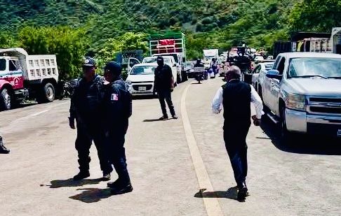 Transportistas materialistas bloquean carretera Oaxaca-Puebla y exigen al gobierno estatal mediar conflicto laboral en la Mixteca Transportistas materialistas bloquean carretera Oaxaca-Puebla y exigen al gobierno estatal mediar conflicto laboral en la Mixteca