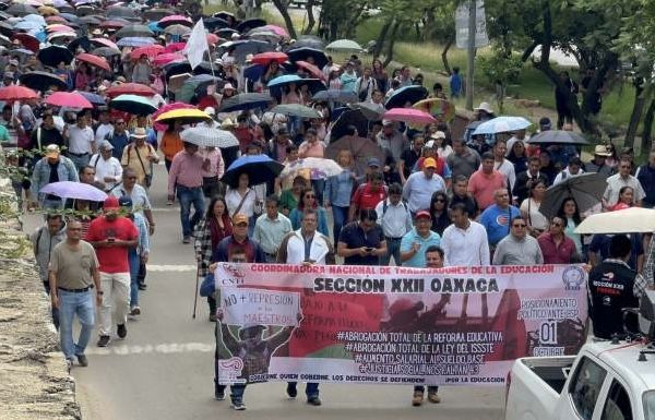 Magisterio intensifica protestas con mega marcha al Zócalo de Oaxaca de Juárez; mantendrá plantón en 13 calles del centro Magisterio intensifica protestas con mega marcha al Zócalo de Oaxaca de Juárez; mantendrá plantón en 13 calles del centro