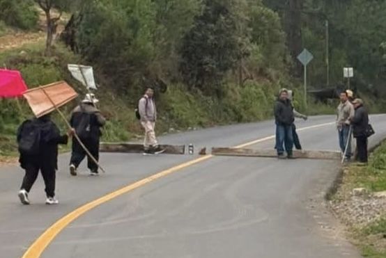 Bloqueo en tramo carretero Tlaxiaco-Putla, Oaxaca, cumple tres días: San Miguel exige recursos y destitución Bloqueo en tramo carretero Tlaxiaco-Putla, Oaxaca, cumple tres días: San Miguel exige recursos y destitución