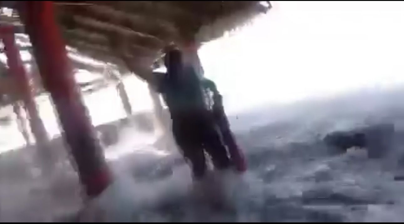 El fenómeno de mar de fondo provoca daños, inundaciones y alerta preventiva en costas oaxaqueñas El fenómeno de mar de fondo provoca daños, inundaciones y alerta preventiva en costas oaxaqueñas