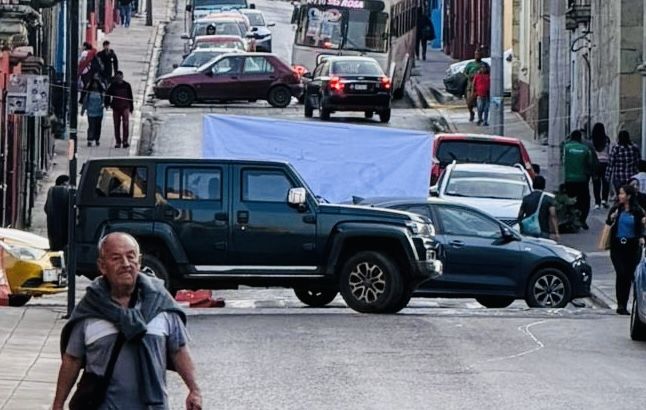 Integrantes del Simesa bloquean J.P. García e Independencia por despido en Centro de Salud Urbano 1